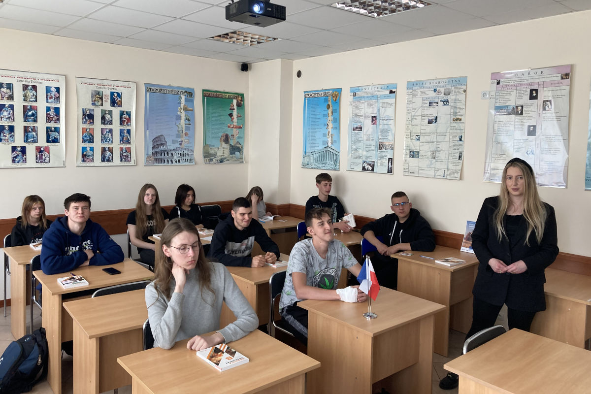 Łomża: Kolejny etap projektu „WYstartujMY RAZEM” – prawo jazdy kat. B część teoretyczna