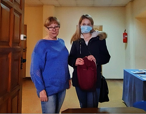 Wychowawca wręczający upominek jednemu z Absolwentówjpeg