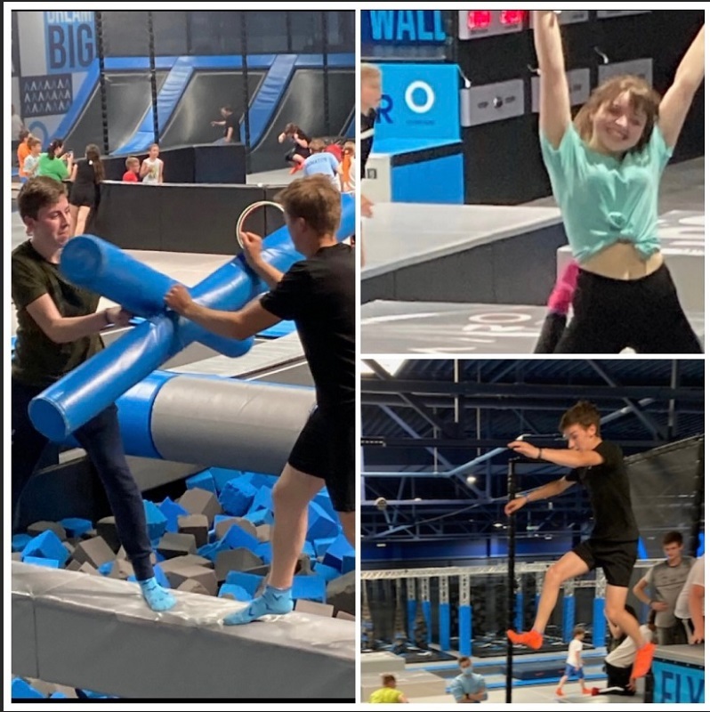 Uczestnicy na trampolinach